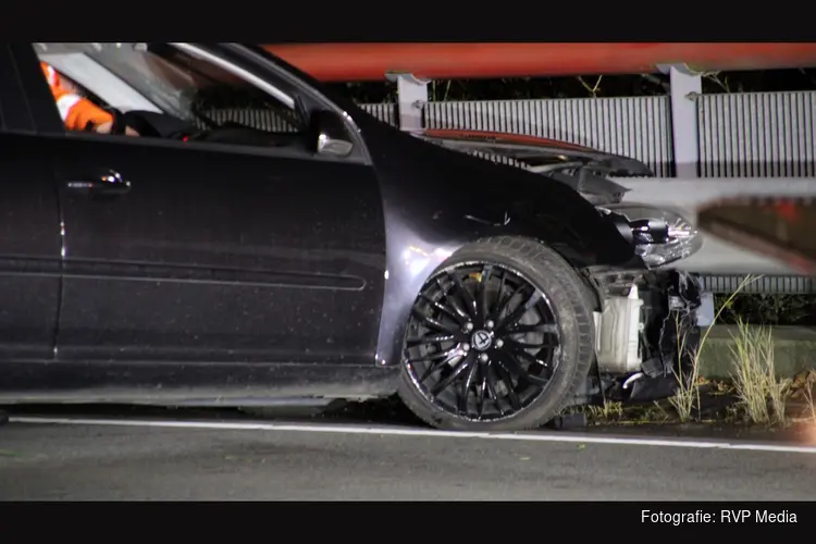 Automobilist vliegt uit bocht boven op viaduct