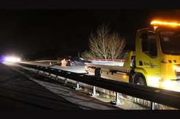 Automobilist vliegt uit bocht boven op viaduct