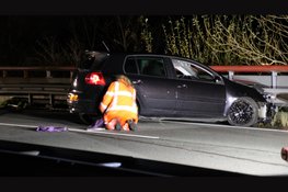 Automobilist vliegt uit bocht boven op viaduct