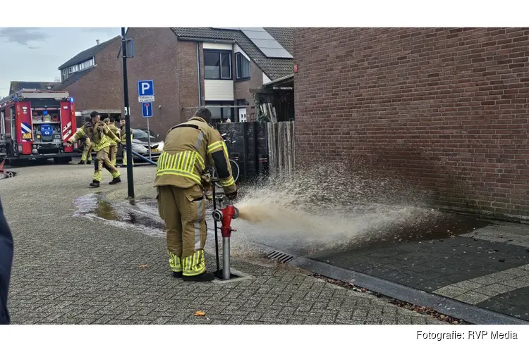 Brandweer blust woningbrand in Lelystad