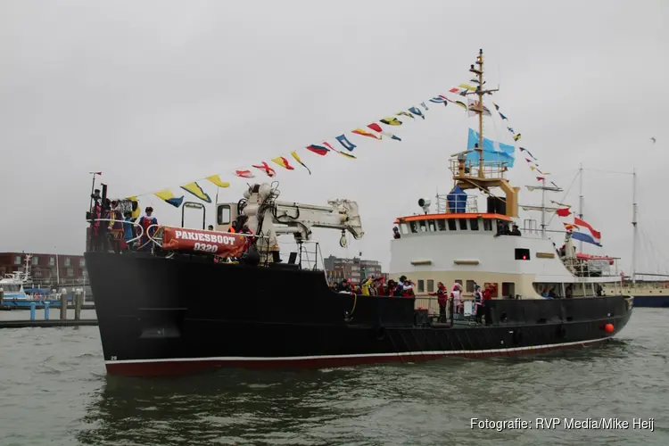 Pakjesboot 0320 komt aan in Lelystad