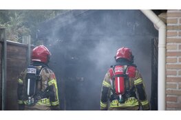 Tuinhuis volledig afgebrand in achtertuin van woning
