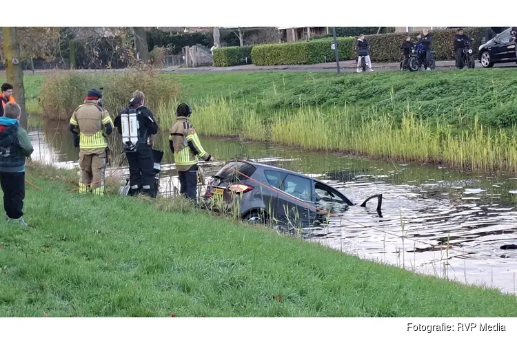 Auto rolt sloot in vanaf oprit. Brandweer doorzoekt sloot voor eventuele slachtoffers