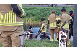Auto rolt sloot in vanaf oprit. Brandweer doorzoekt sloot voor eventuele slachtoffers