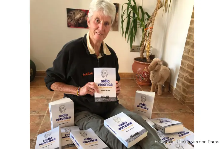 De geur van zout en vrijheid: In gesprek met Marjan van den Dorpe over Radio Veronica, anker van mijn jeugd