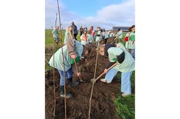 Leerlingen planten bomen op Boerderij Saalland tijdens Boerenboomfeestdag