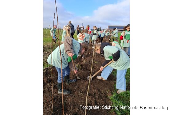 Leerlingen planten bomen op Boerderij Saalland tijdens Boerenboomfeestdag