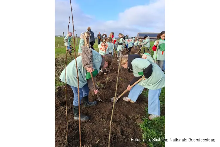 Leerlingen planten bomen op Boerderij Saalland tijdens Boerenboomfeestdag