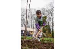 Leerlingen planten bomen op Boerderij Saalland tijdens Boerenboomfeestdag