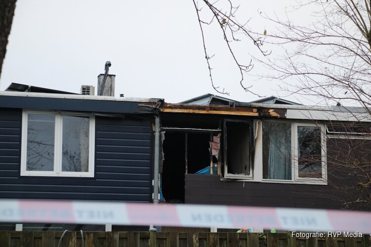 Politie doet groot onderzoek na woningbrand waarbij zwaargewonde viel