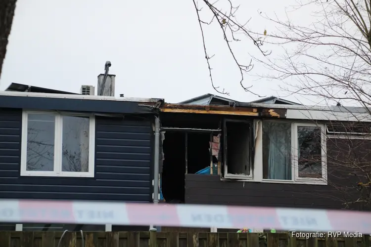 Politie doet groot onderzoek na woningbrand waarbij zwaargewonde viel