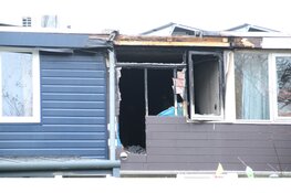 Politie doet groot onderzoek na woningbrand waarbij zwaargewonde viel