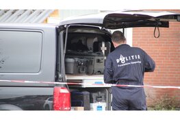 Politie doet groot onderzoek na woningbrand waarbij zwaargewonde viel