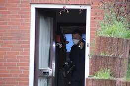 Politie doet groot onderzoek na woningbrand waarbij zwaargewonde viel