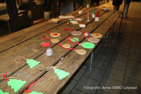 Leerlingen Aeres VMBO Lelystad organiseren kerstmarkt
