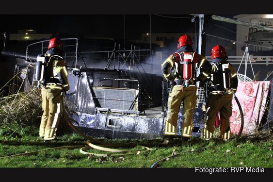 Veel schade na brand op woonboot in Lelystad