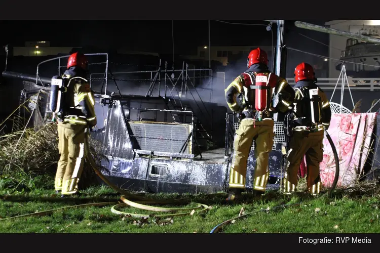 Veel schade na brand op woonboot in Lelystad