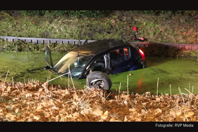 Auto te water na eenzijdig ongeval, meerdere gewonden