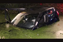 Auto te water na eenzijdig ongeval, meerdere gewonden