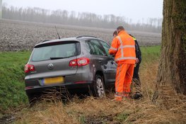 Auto glijdt van de weg in Lelystad, bestuurder glijdt ook uit en moet mee naar ziekenhuis
