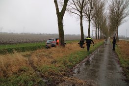 Auto glijdt van de weg in Lelystad, bestuurder glijdt ook uit en moet mee naar ziekenhuis