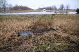 Auto glijdt van de weg in Lelystad, bestuurder glijdt ook uit en moet mee naar ziekenhuis