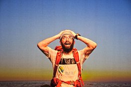 Levensreiziger verbeeldt hardlooptocht en reizende bestaan in theaterstuk