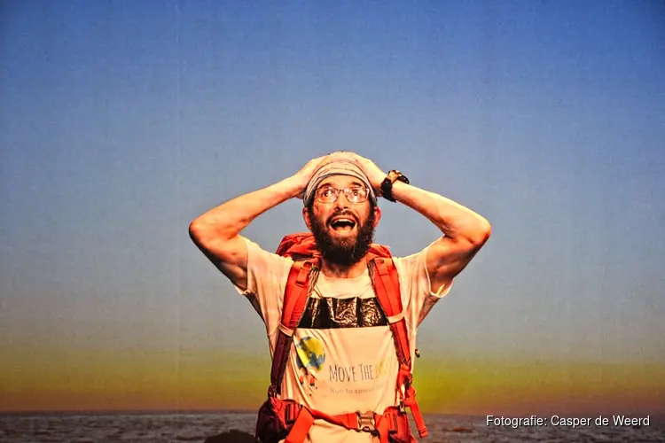 Levensreiziger verbeeldt hardlooptocht en reizende bestaan in theaterstuk