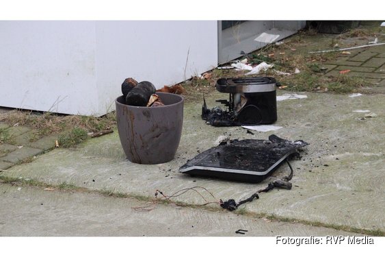 Airfrayer vliegt in brand in woning Lelystad