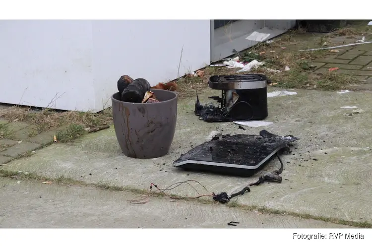 Airfrayer vliegt in brand in woning Lelystad
