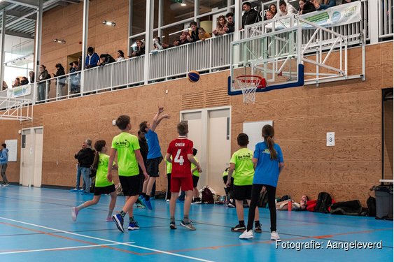 250 scholieren ervaren plezier, sportiviteit en samenwerking tijdens 3x3 schoolbasketbaltoernooi