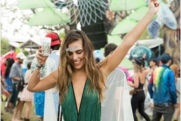 Festivalproof de zomer in: sandalen voor zon en regenlaarzen voor modder
