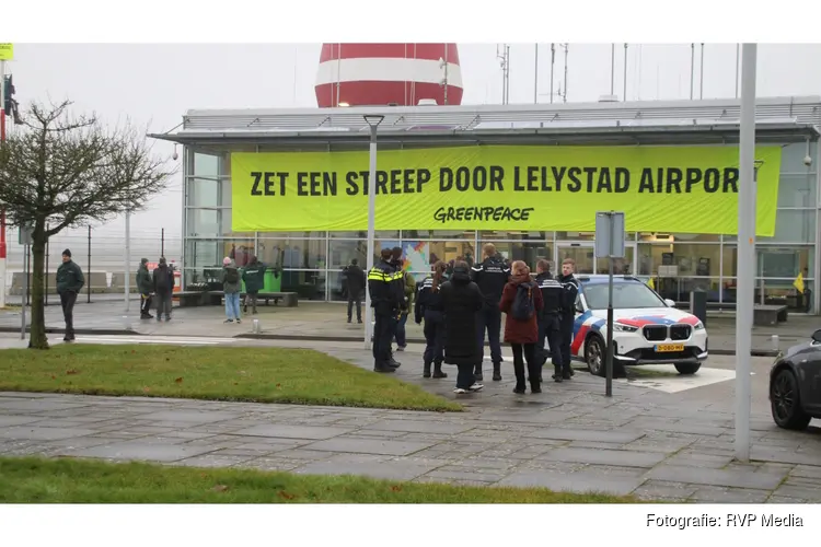 Demonstratie door Greenpeace in Lelystad Airport, gebouw bezet.