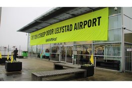 Demonstratie door Greenpeace in Lelystad Airport, gebouw bezet.