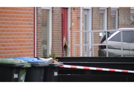 Groot gat in voordeur na explosie. Straat volledig afgesloten.