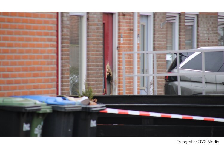 Groot gat in voordeur na explosie. Straat volledig afgesloten.