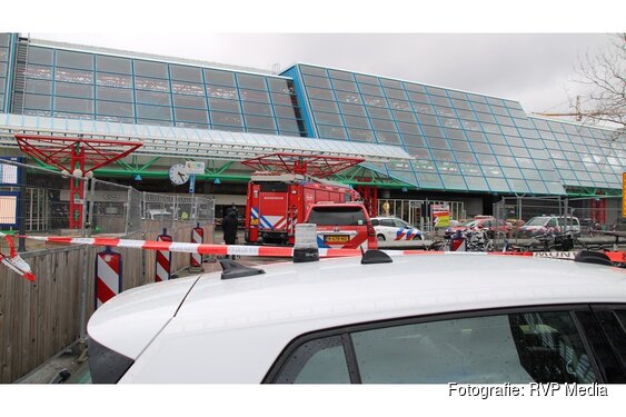 Persoon klimt in dakconstructie treinstation, station ontruimd en treinverkeer stilgelegd