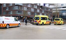 Persoon klimt in dakconstructie treinstation, station ontruimd en treinverkeer stilgelegd