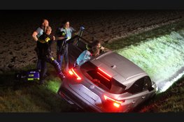 Auto belandt via weiland in greppel