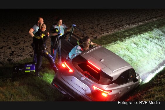 Auto belandt via weiland in greppel