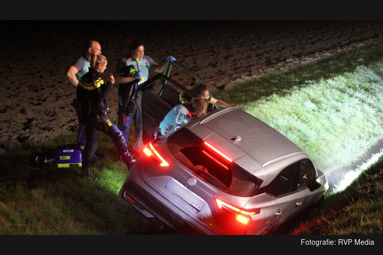 Auto belandt via weiland in greppel