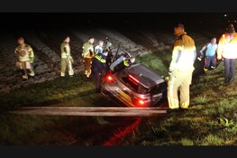 Auto belandt via weiland in greppel