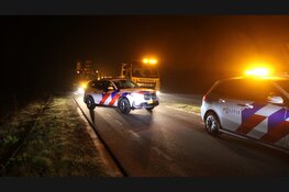 Auto belandt via weiland in greppel