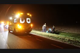 Auto belandt via weiland in greppel