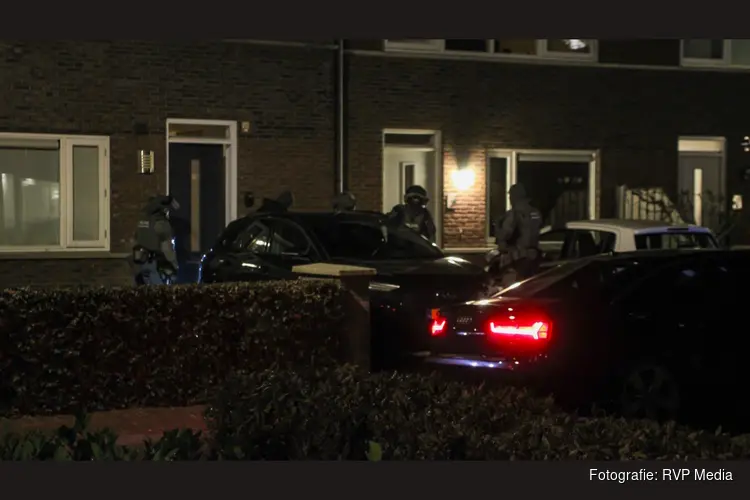 Arrestatieteam houdt persoon aan in woning Lelystad