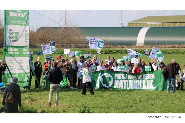 Weer demonstratie bij vliegveld Lelystad