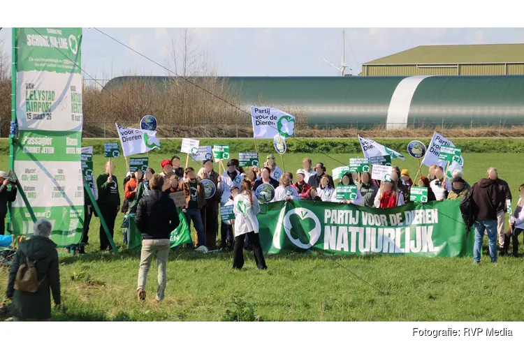 Weer demonstratie bij vliegveld Lelystad