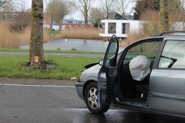 Automobilist botst tegen boom en auto in Lelystad