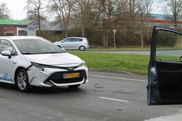 Automobilist botst tegen boom en auto in Lelystad