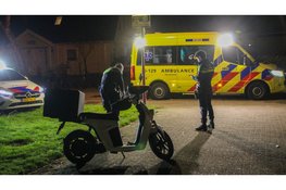 Bezorger op scooter onderuit in Lelystad, politie bezorgd maaltijd